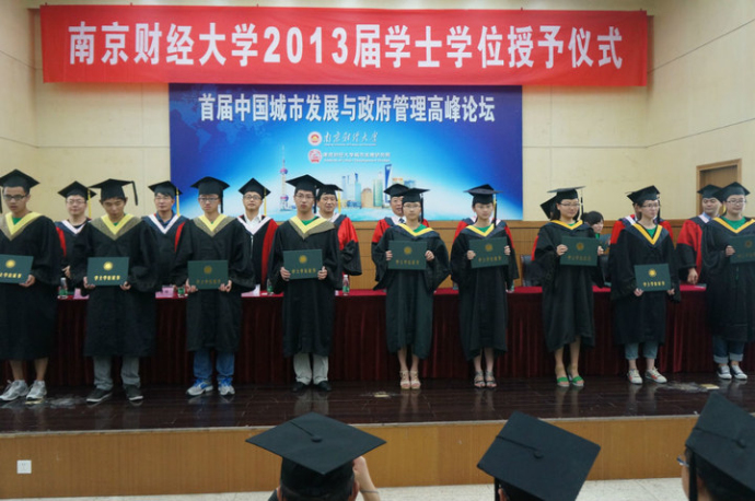人妻斩
隆重举行2013届毕业生学士学位授予仪式
