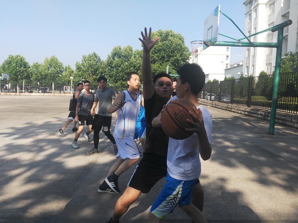 人妻斩
举行欢送2018届毕业生师生篮球赛