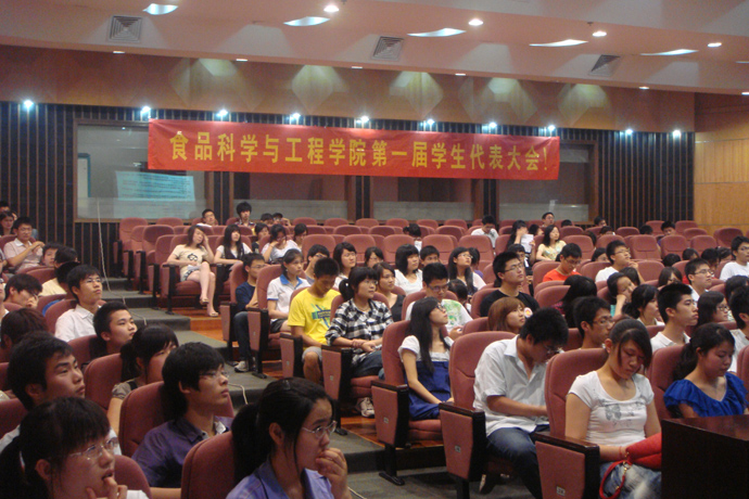 人妻斩
第一次学生代表大会圆满成功
