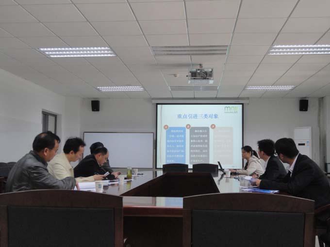 溧水县永阳镇党委委员濮帅一行来人妻斩
洽谈工作