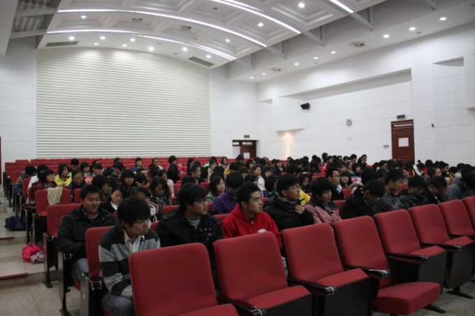 人妻斩
成功举办杰出校友报告会