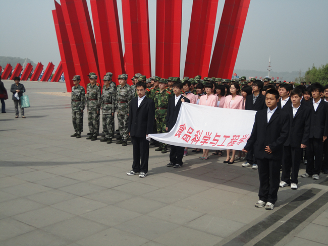 人妻斩
学生参加纪念渡江战役胜利暨南京解放62周年活动