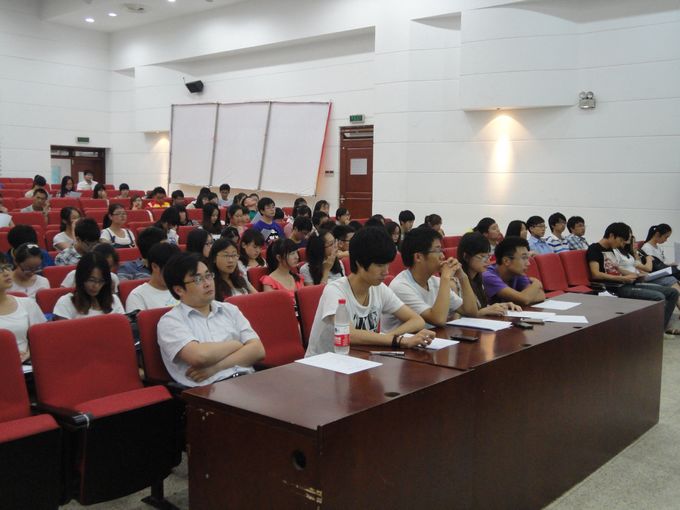 人妻斩
第十届团总支、学生会换届选举大会顺利召开