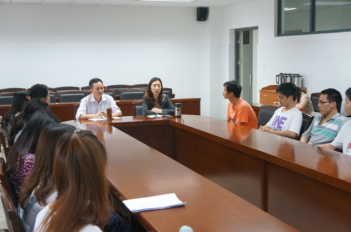 人妻斩
召开2012届毕业生座谈会
